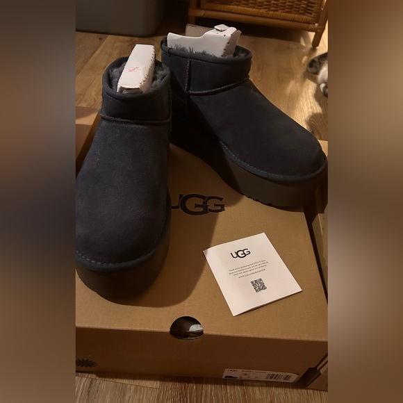 Lotsa UGGS! UGH I went a little nuts buying UGGS! These are Decker Uggs.. Size7 - Picture 2 of 12